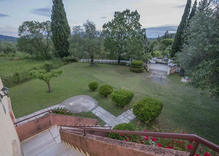 Ξενοδοχείο με διαμερίσματα Corner Γουβιά